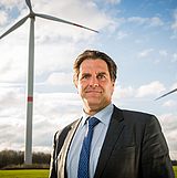 Person vor Windkraftanlagen
