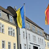 ukrainische und deutsche Flagge vor dem Hauptgebäude der TU Clausthal