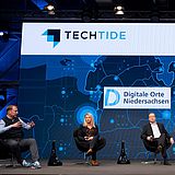 Sechs Personen auf der Bühne bei der Tech Tide-Veranstaltung