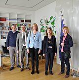 Menschen neben der Flagge von Niedersachsen