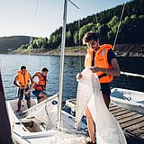 Menschen bereiten sich auf das Segeln vor