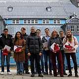 Menschen stehen nebeneinander vor dem Hauptgebäude der TU Clausthal